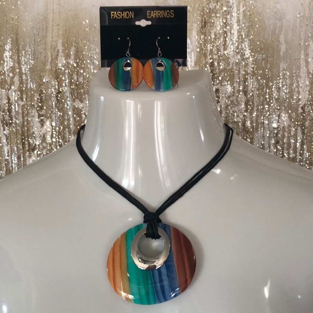 SILVER & MULTI COLOR ROUND PENDANT W/LEATHER ROPE CHAIN AND MATCHING EARRINGS